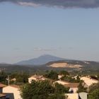 Village provencal avec le Mont Ventoux en fond d'ecran .