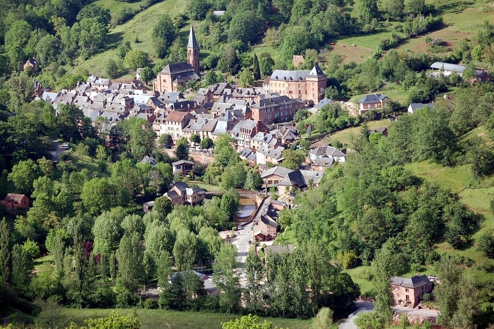 Village rouge dans un écrin de verdure