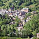 Village rouge dans un écrin de verdure