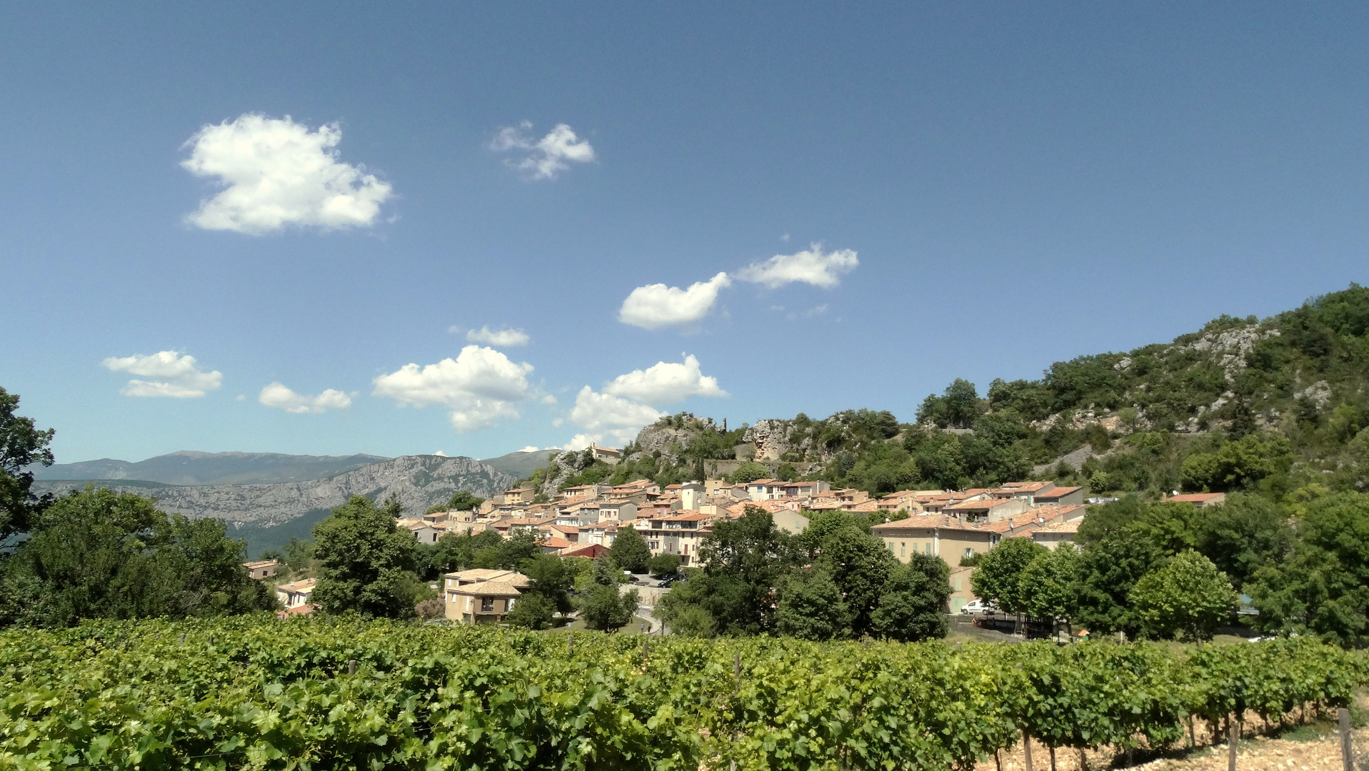 Villages d'AIGUINES sur les hauteurs du lac de Ste Croix (Var)