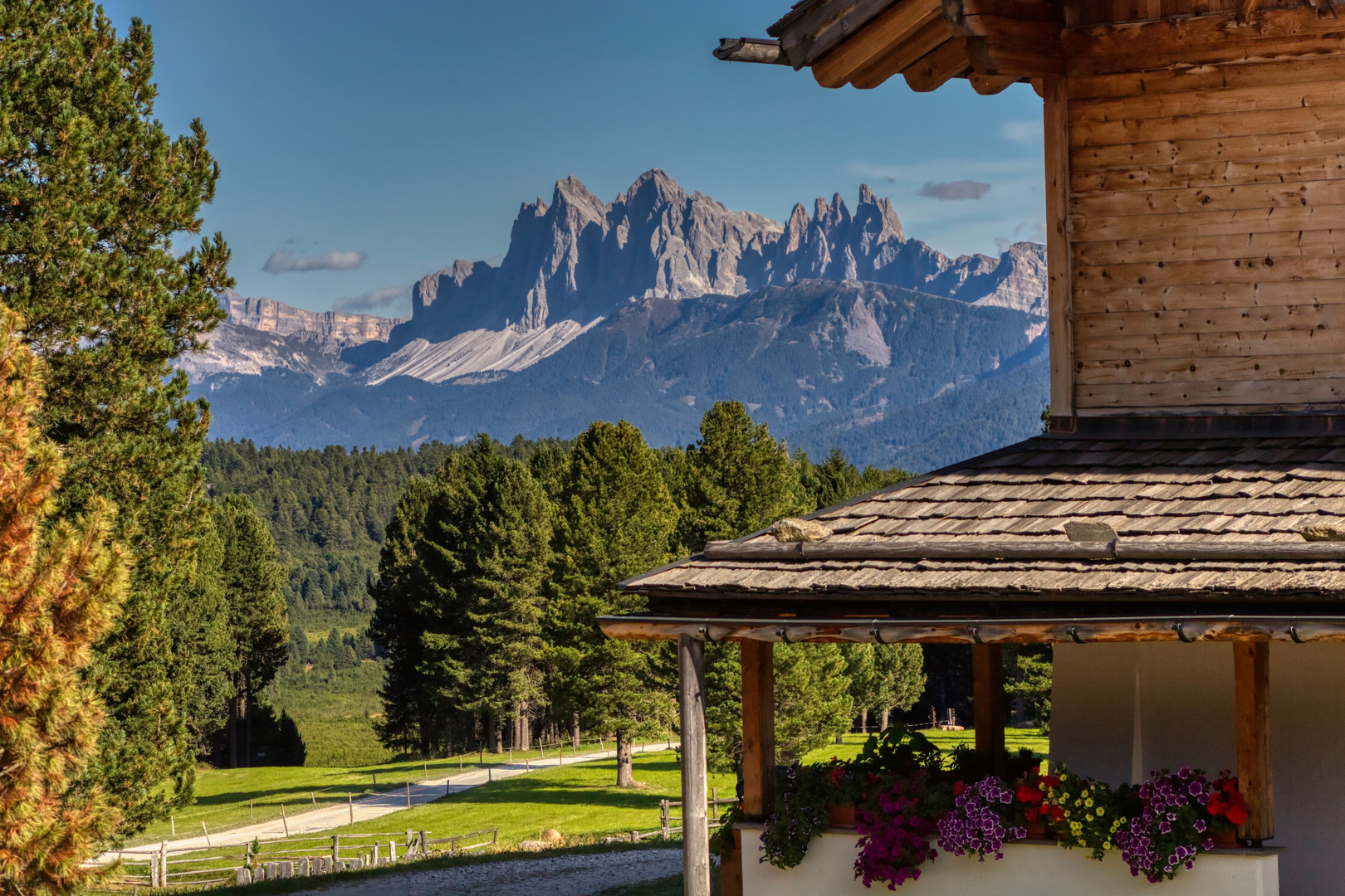 Villanderer Alm mit den Geislerspitzen (Odles ).