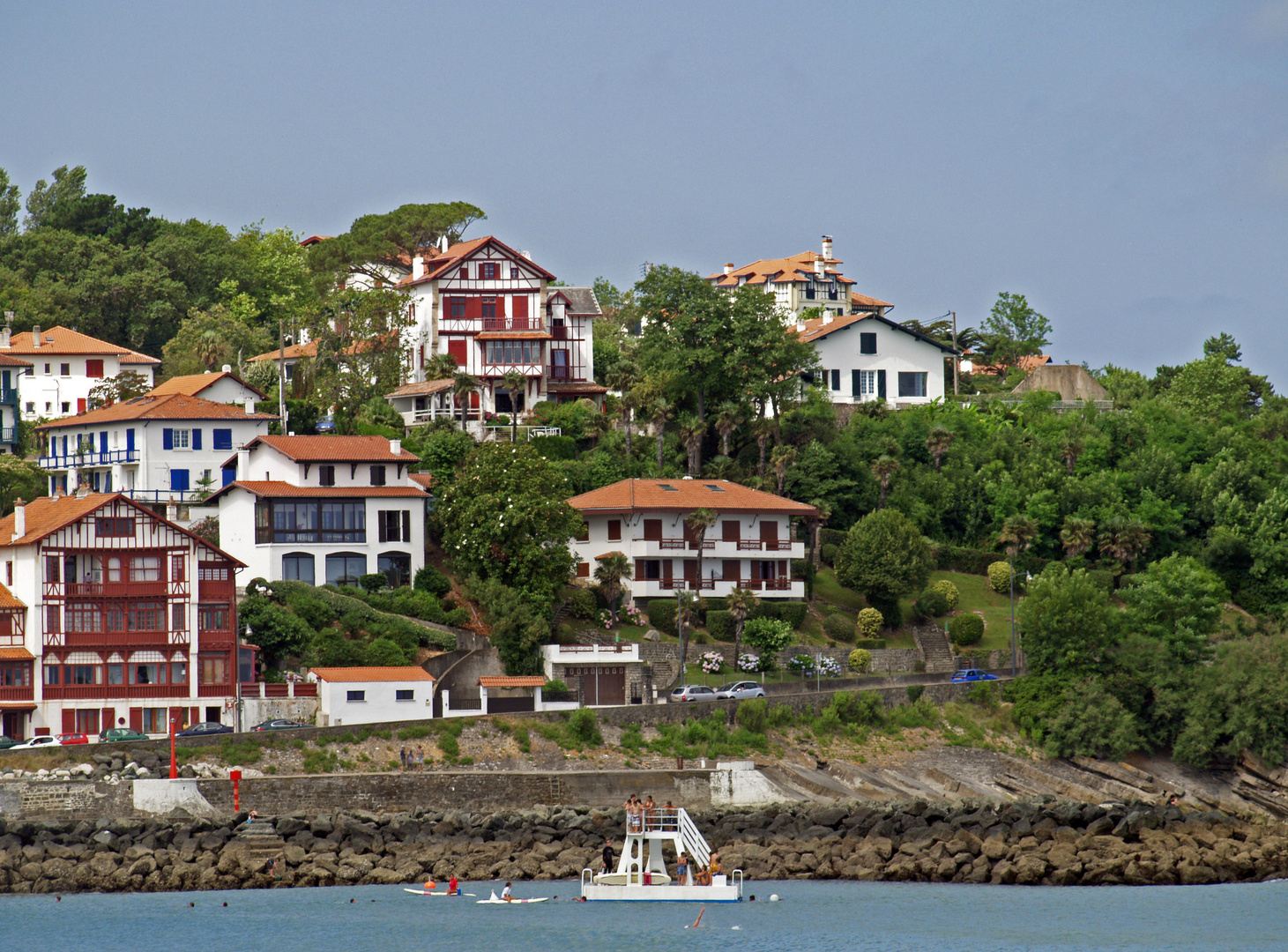 Villas à Saint-Jean-de-Luz vues de la plage -- Villen in Saint-Jean-de-Luz vom Strand aus gesehen