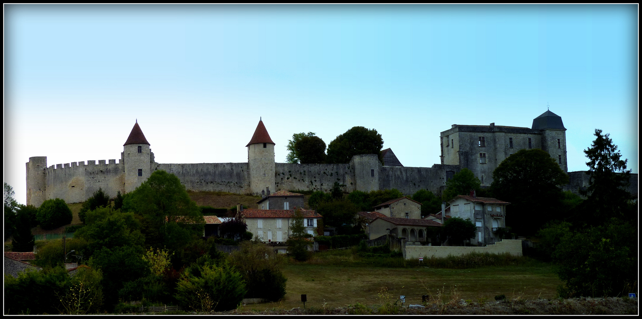 Villebois Lavalette en Charente ( sud d'Angoulème ) photo et image