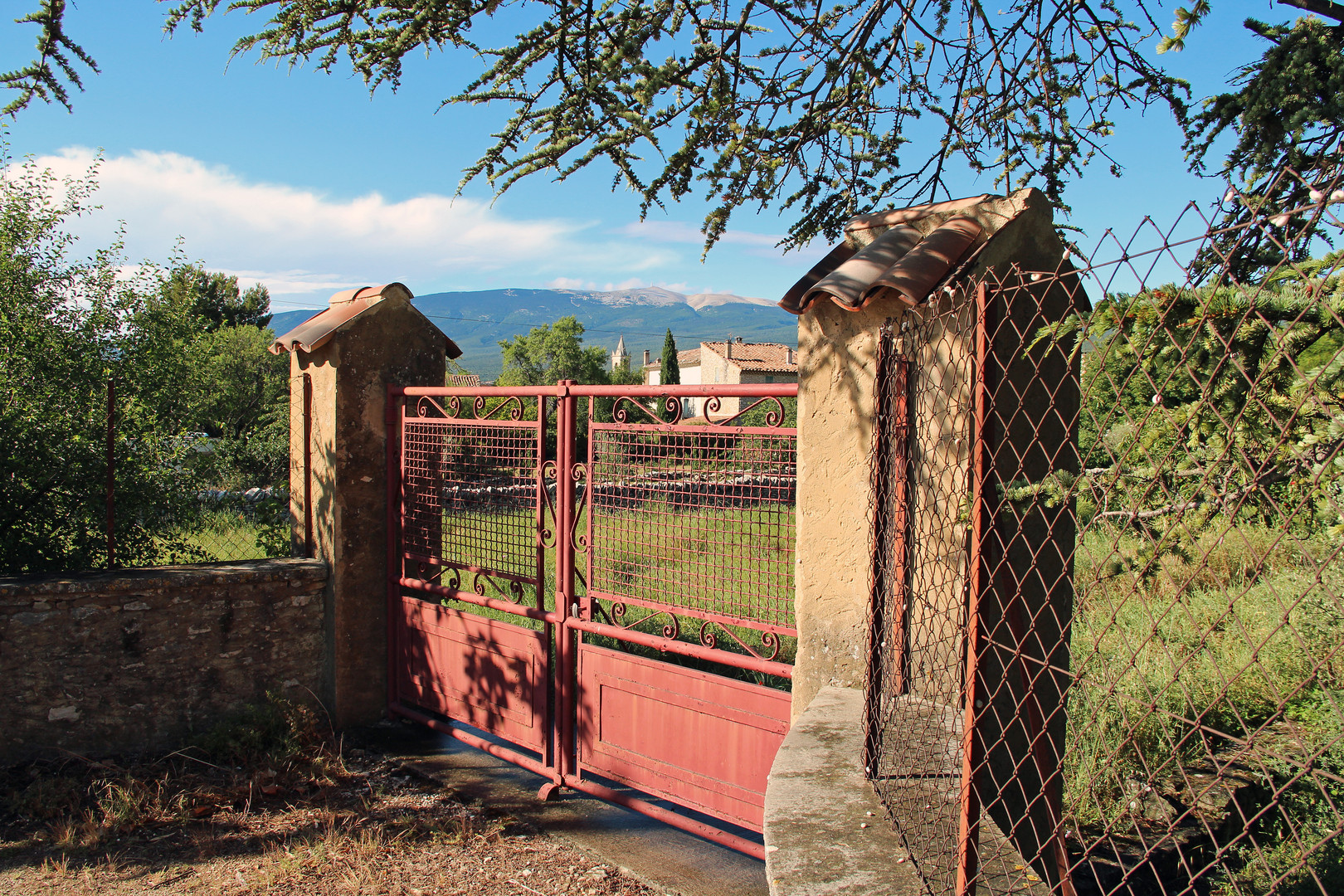 Villes-sur-Auzon mit Mont Ventoux