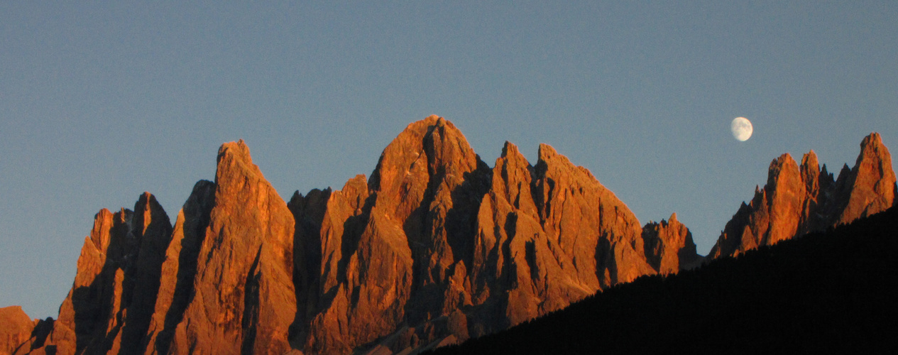 Villnösstal - Blick auf die Geislergruppe in den Dolomiten - Alpenglühen