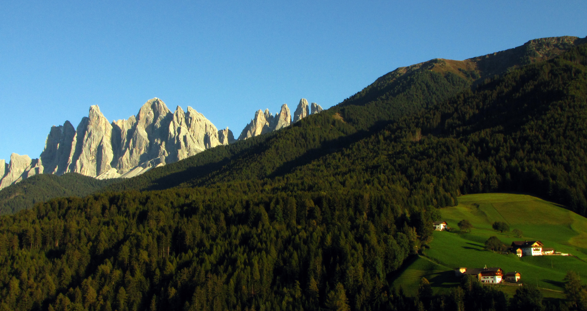 Villnösstal - Blick auf die Geislergruppe in den Dolomiten - vom Balkon