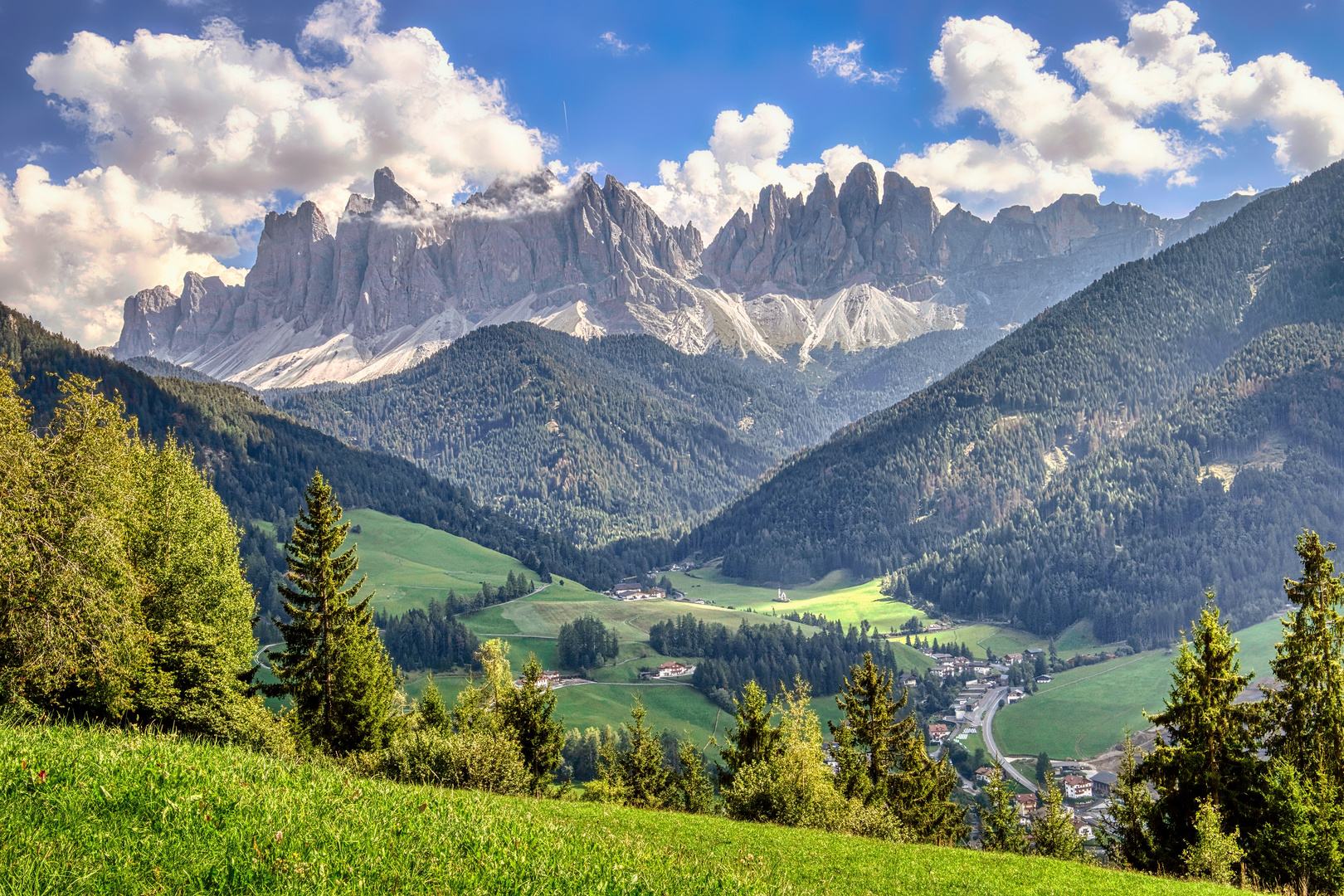 Villnößtal mit den Geislerspitzen.