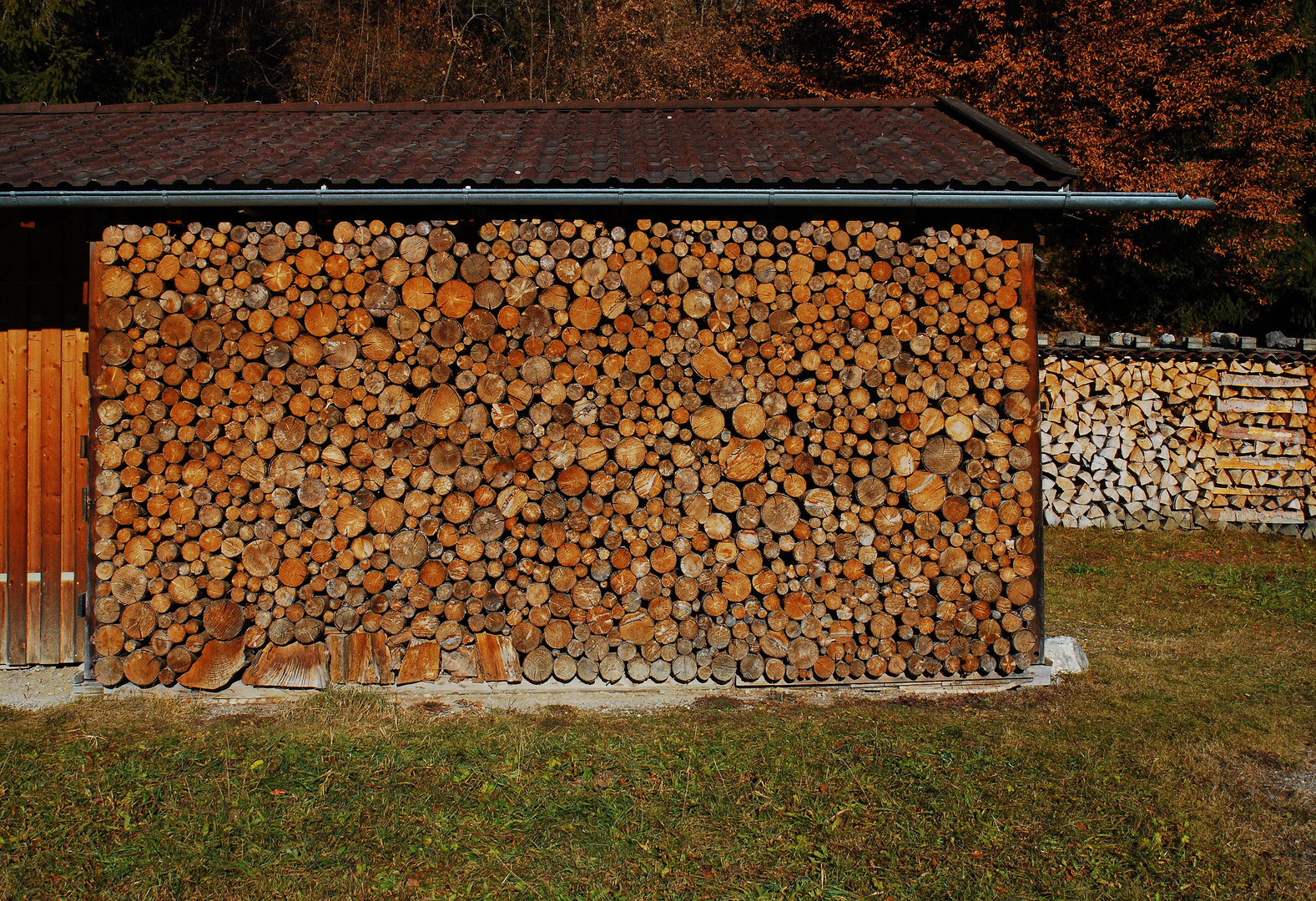 Vilstal (Außerfern) gestapeltes Holz am Heuschober