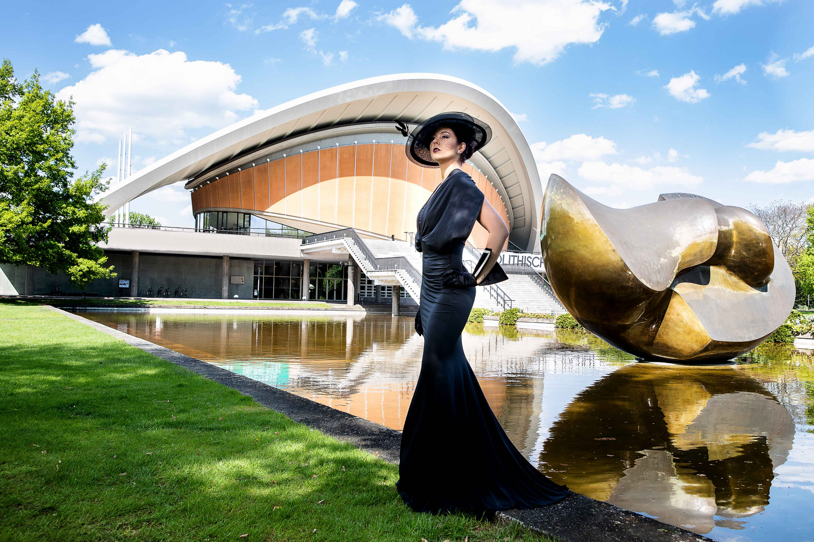 Vintage Kongresshalle Berlin; New look fashion 50er Jahre