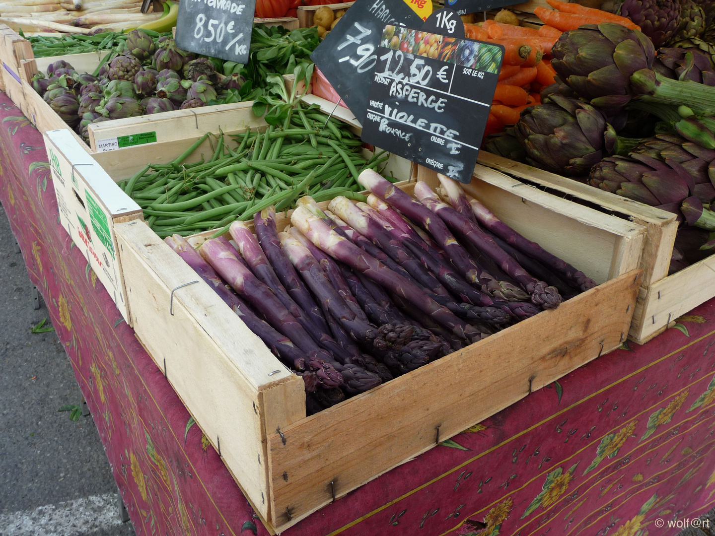 Violetter Spargel,gesehen auf dem Markt in Eygualiers