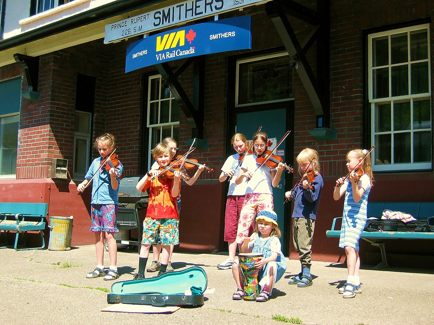 Violinenkonzert am Bahnhof von Smithers