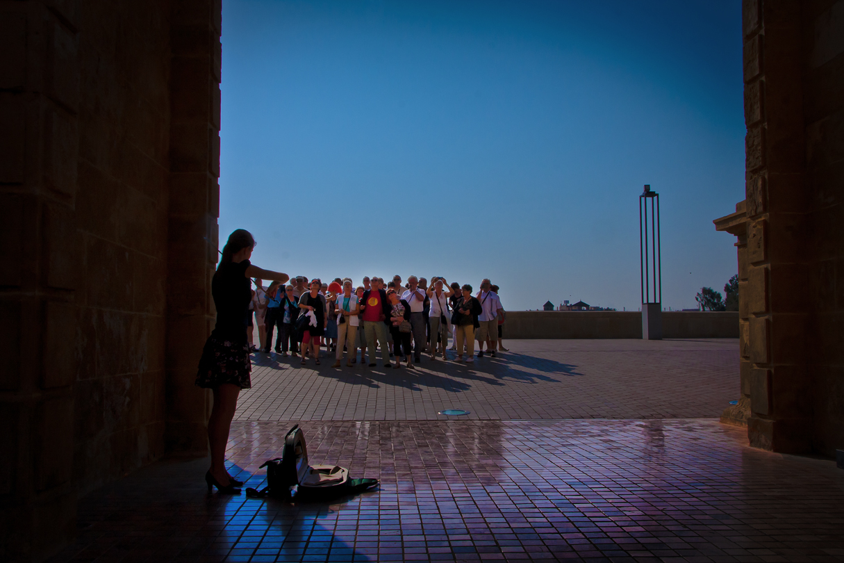 Violinista y espectadores en el Arco del Triunfo (Córdoba)