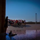 Violinista y espectadores en el Arco del Triunfo (Córdoba)