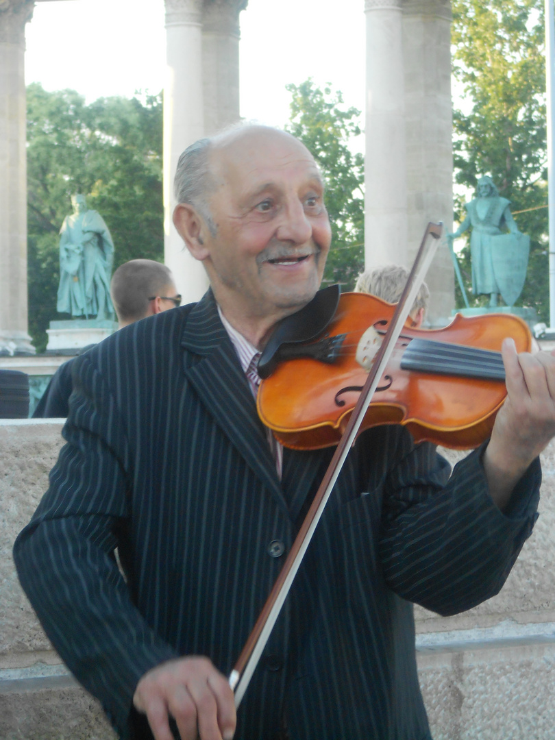 Violino tzigano in Piazza degli Eroi a Pest (Budapest)