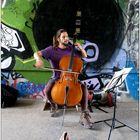 Violoncellospieler- S-Bahn Unterführung Monbijoupark - Berlin