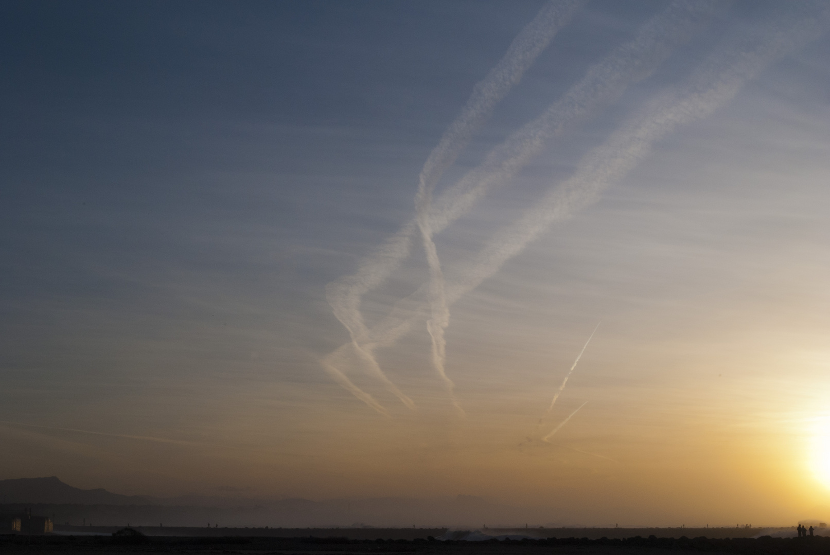 Virages dans le ciel au soleil couchant