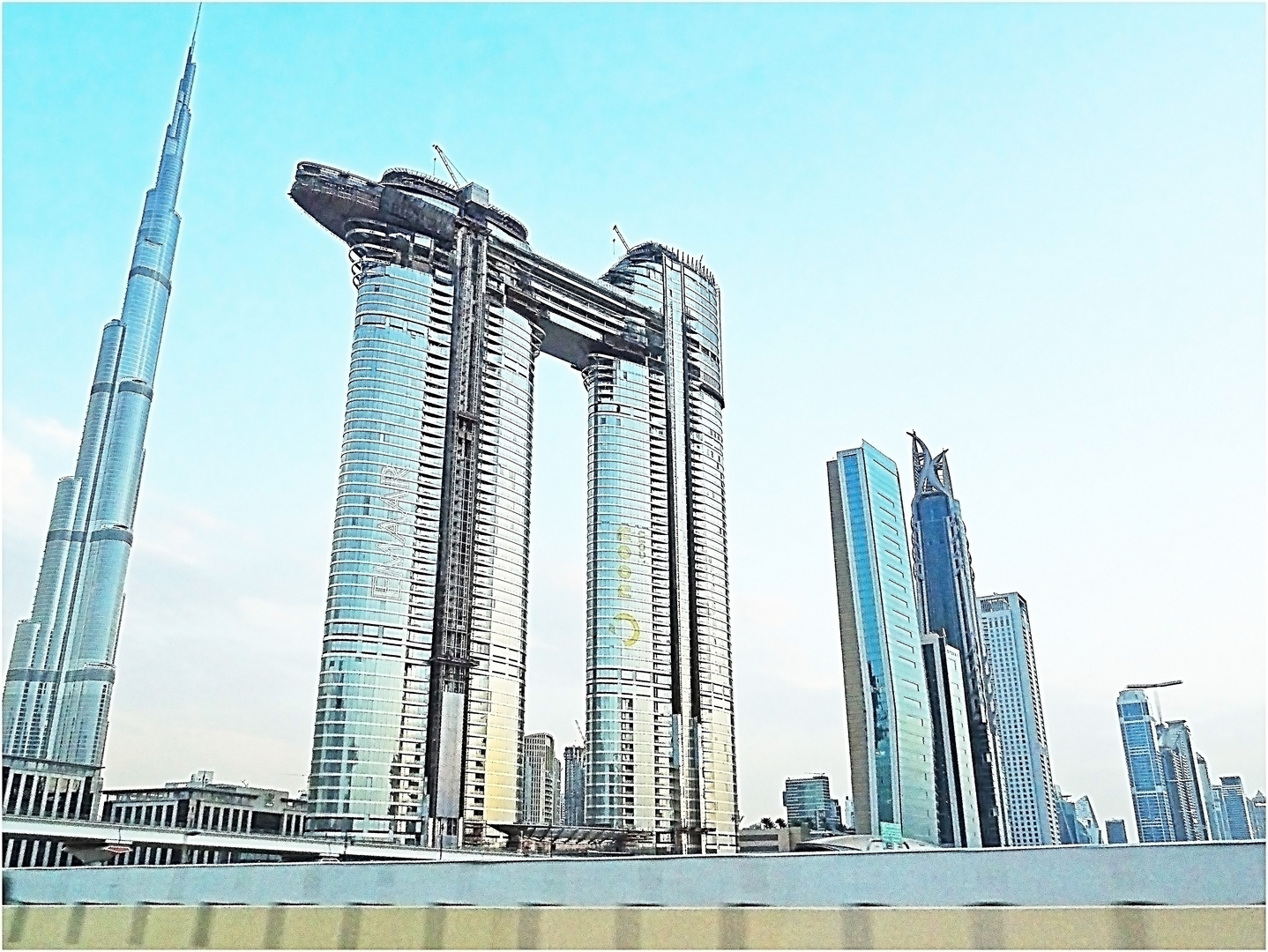 Vision de Dubaï dans la brume de chaleur