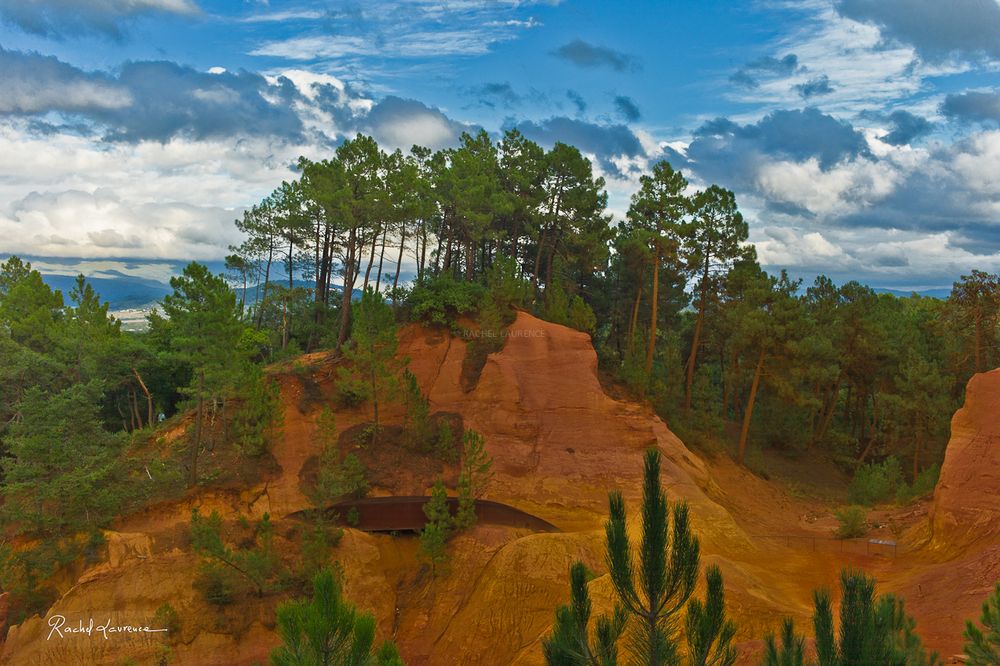 Vision de l'ocre dans le Lubéron, région du Vaucluse, France