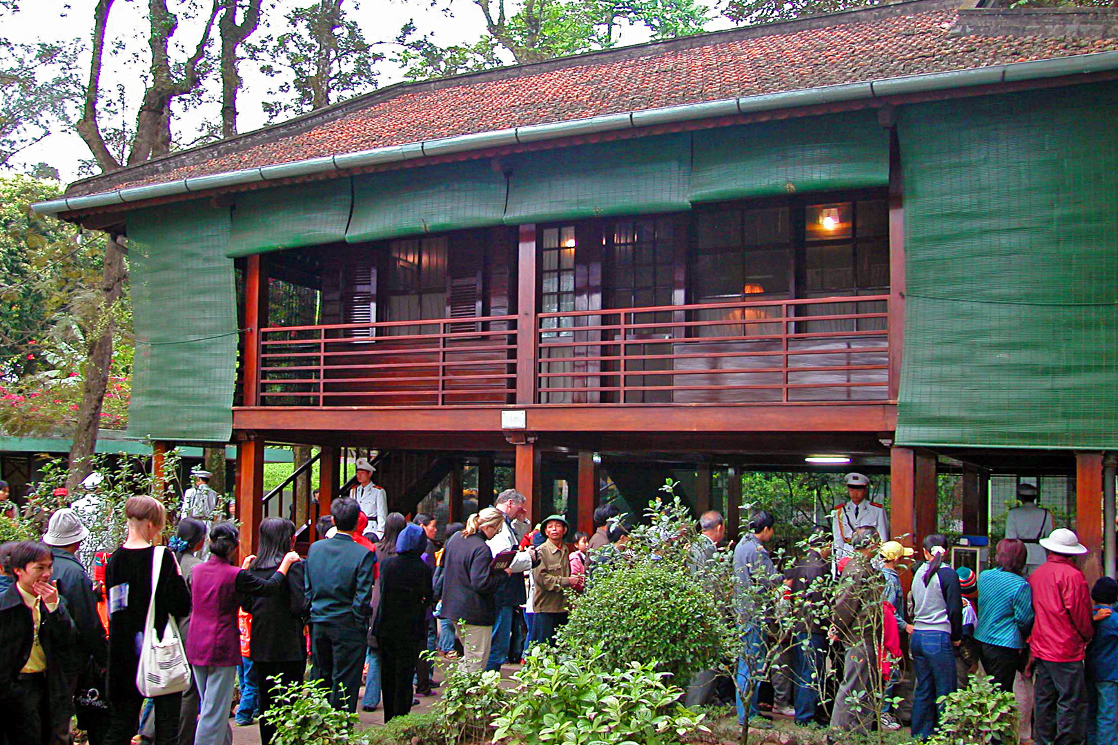 Visitor queue in front the house of Uncle Ho