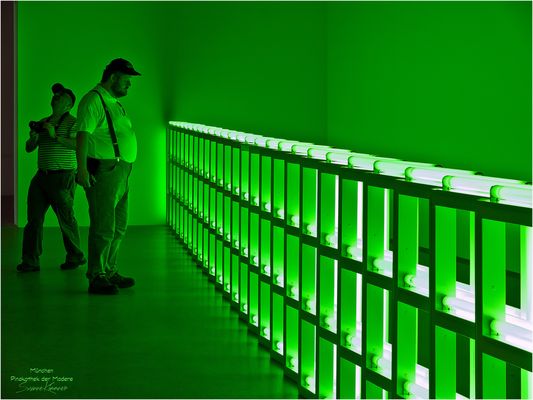 Visitors in the room with green fluorescent tubes | Besucher im Raum der grünen Leuchtstoffröhren