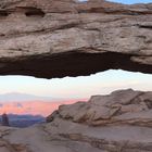 Vista attraverso il Mesa Arch