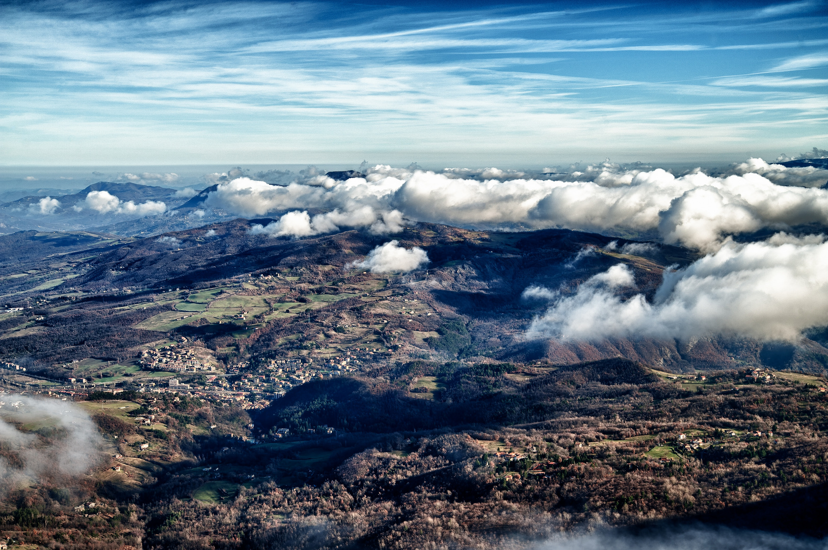 Vista da Monte Piella (alta valle del Reno) HDR