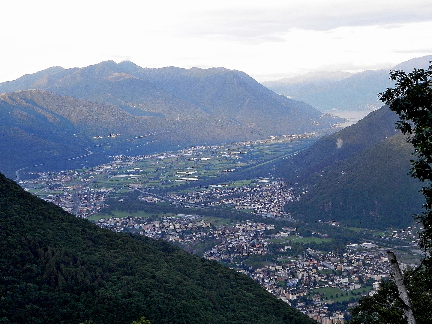 Vista dai Monti di Loga . Sullo sfondo il  lago Verbano o lago Maggiore