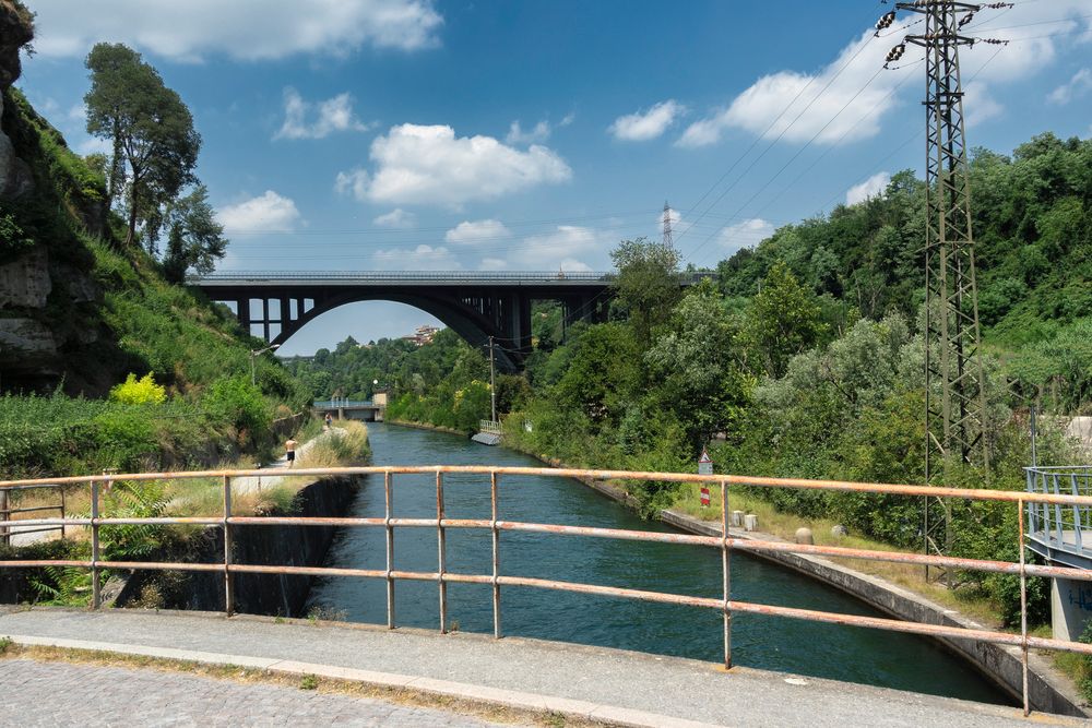 Vista dal ponte della centrale, fiume Adda