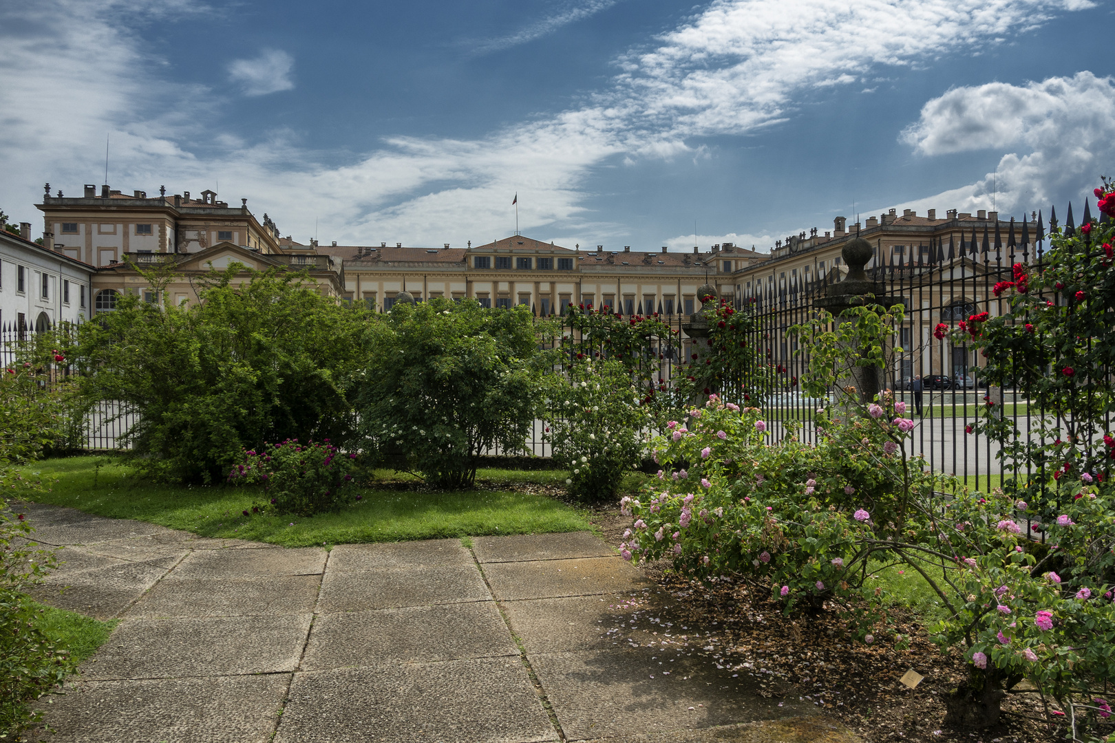 Vista dal roseto, villa Reale di Monza