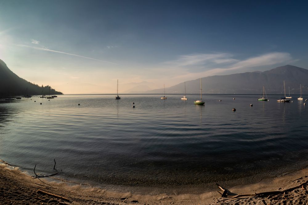 Vista dalla spiaggia di Caldè