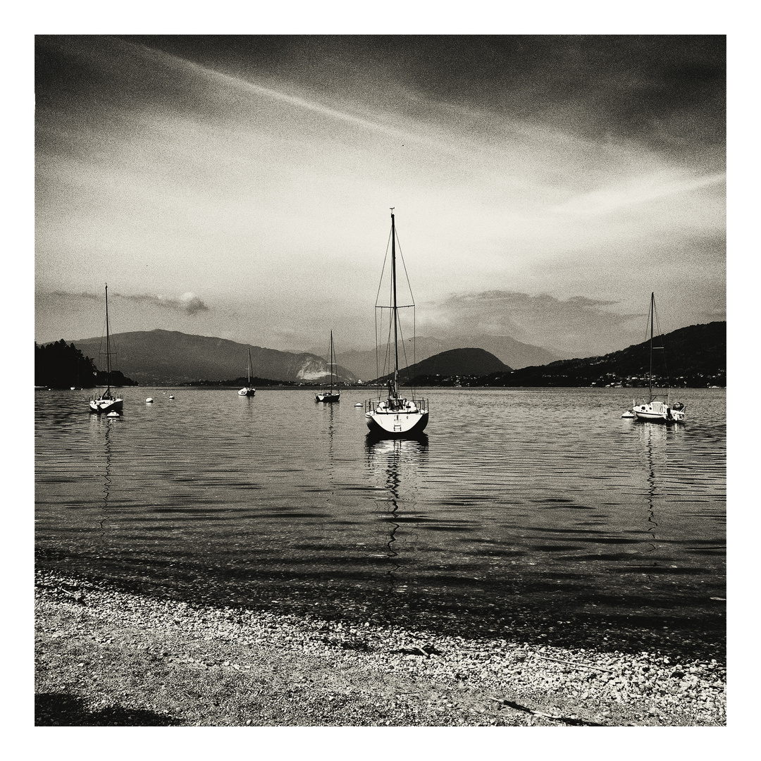 Vista dalla spiaggia di Caldè