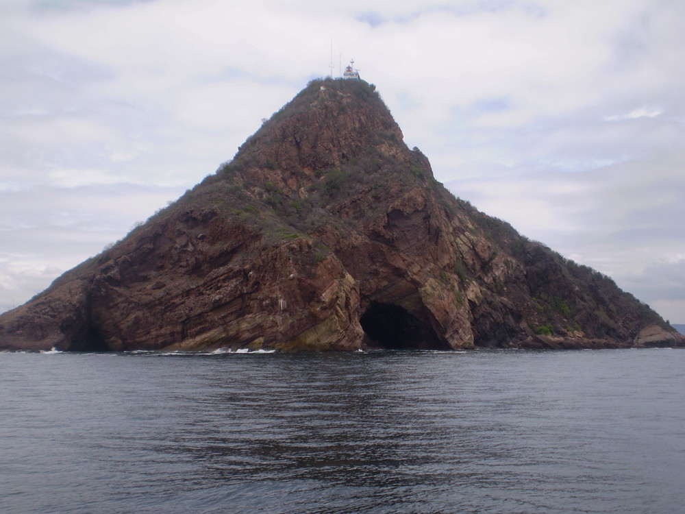 vista de cueva desde el mar