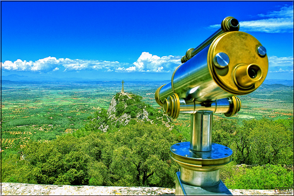 Vista de la cruz de piedra