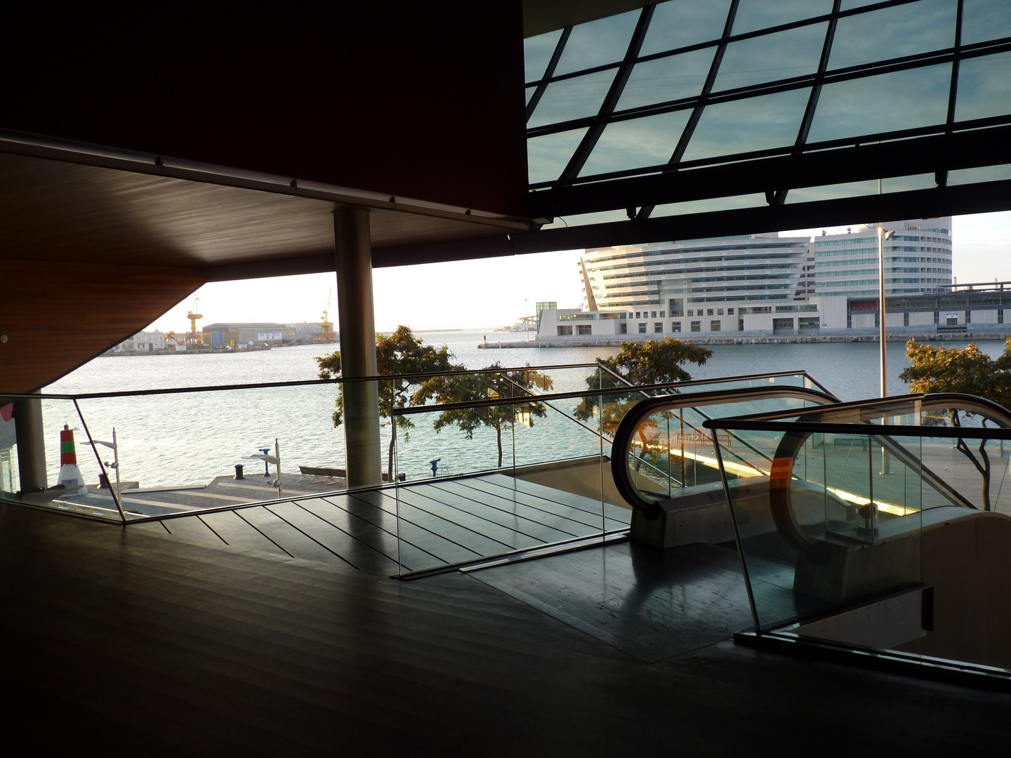 Vista del Puerto de Barcelona desde el Maremagnum, Centro de Ocio.