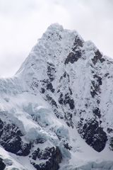 Vista della parete Sud-est dell'Alpamayo, 5947 metri