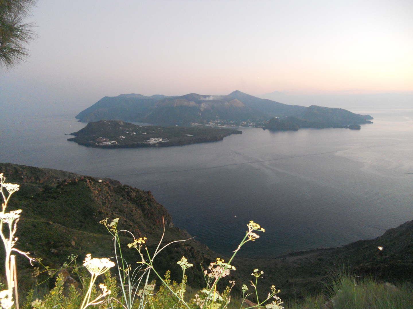 Vista dell'isola di Vulcano con l'Etna sullo sfondo