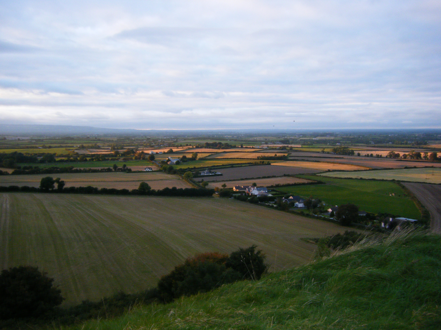 vista desde las ruinas de un castillo en irlanda