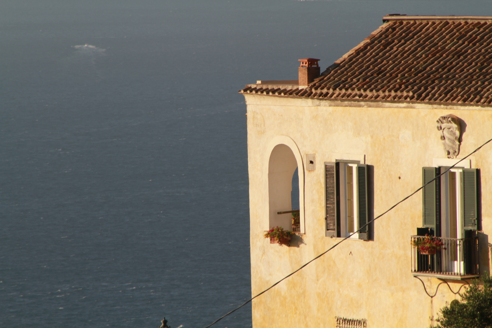 vista di villa dell'800 sul mare