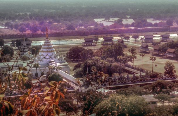 Vista down the Shwe Nyaung Gu monastery