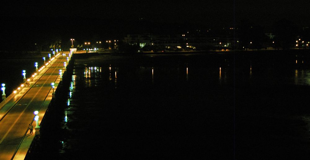 Vista nocturna del puente de A Toxa