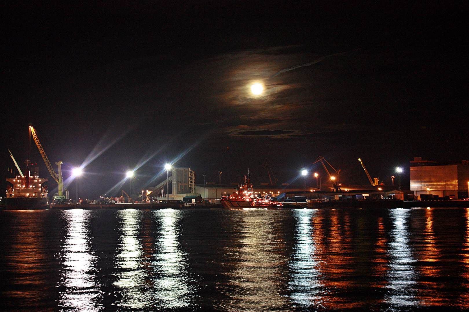 Vista nocturna del puerto de La Coruña II