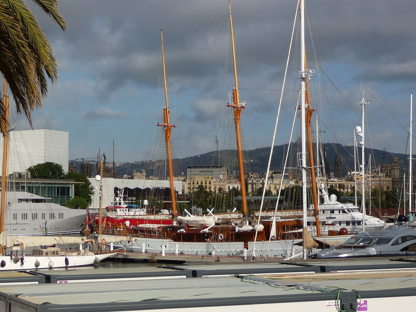 Vista parcial del Puerto de Barcelona. Enero 2010.