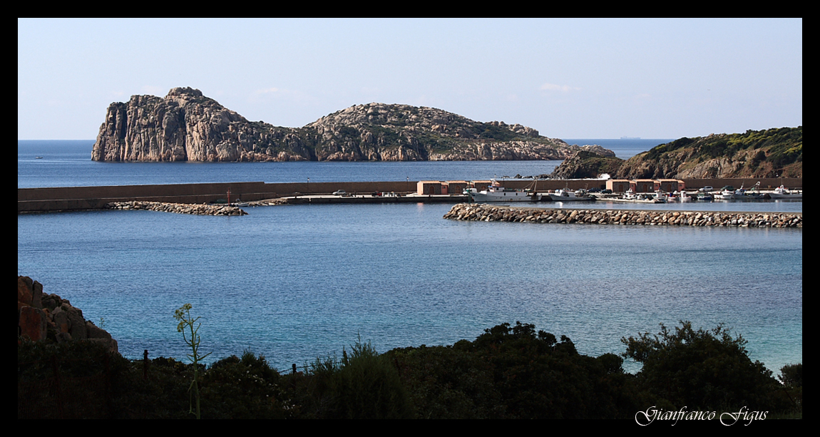 Vista sul porticciolo e sull'isola Rossa