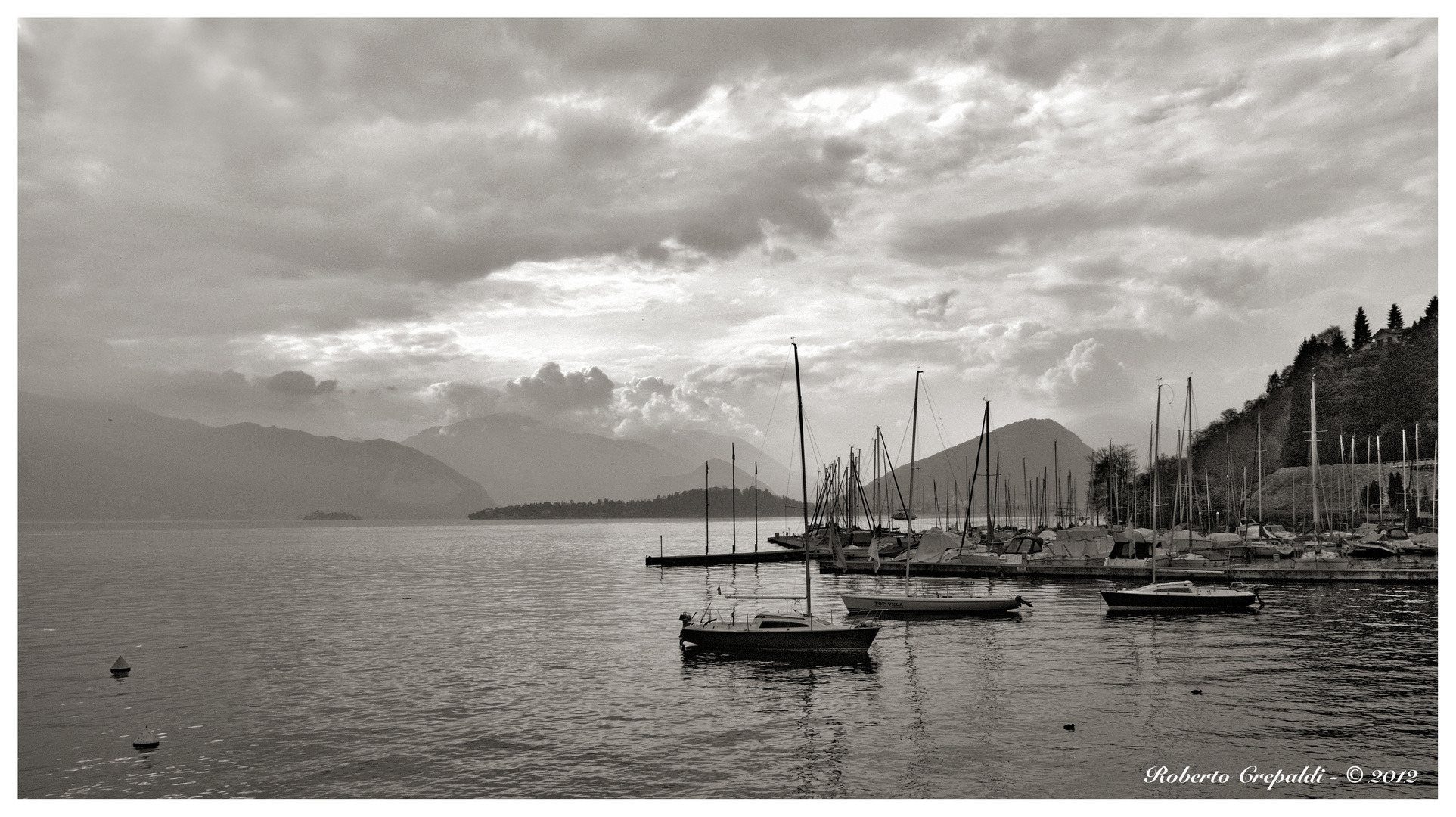 Vista sul porto di Laveno