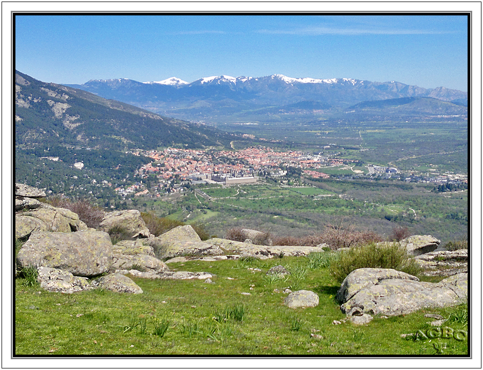 Vistas de El Escorial y la sierra de Madrid nevada