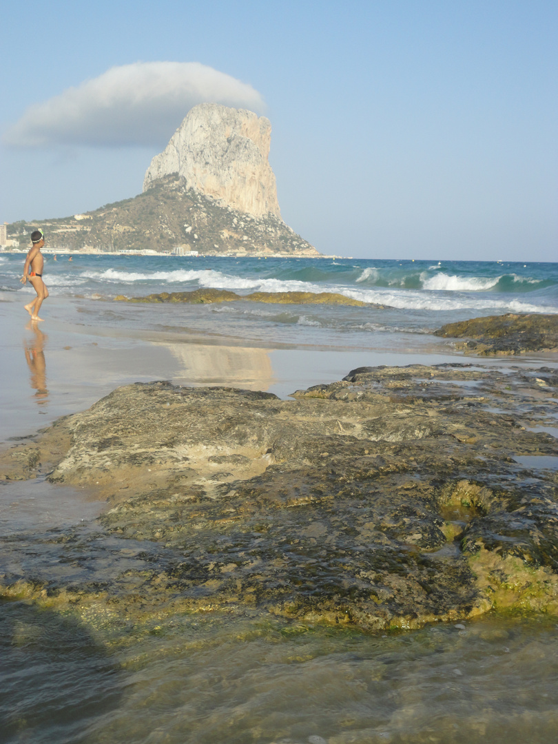 Vistas desde la playa hacia el Peñón de Ifach (Calpe)