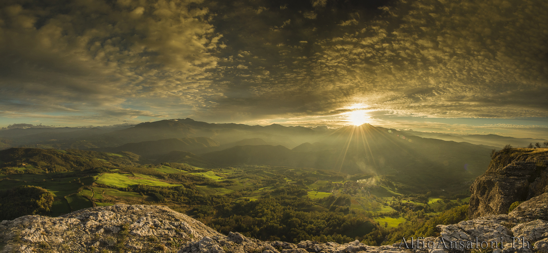 Visuale dalla Pietra di Bismantova al tramonto. RE