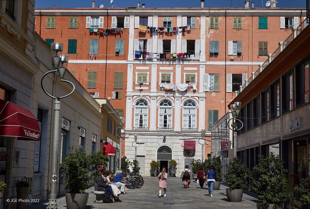 Vita di città a Sanremo con il giorno del bucato