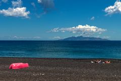 Vitamin D tanken in Kamari, Santorin