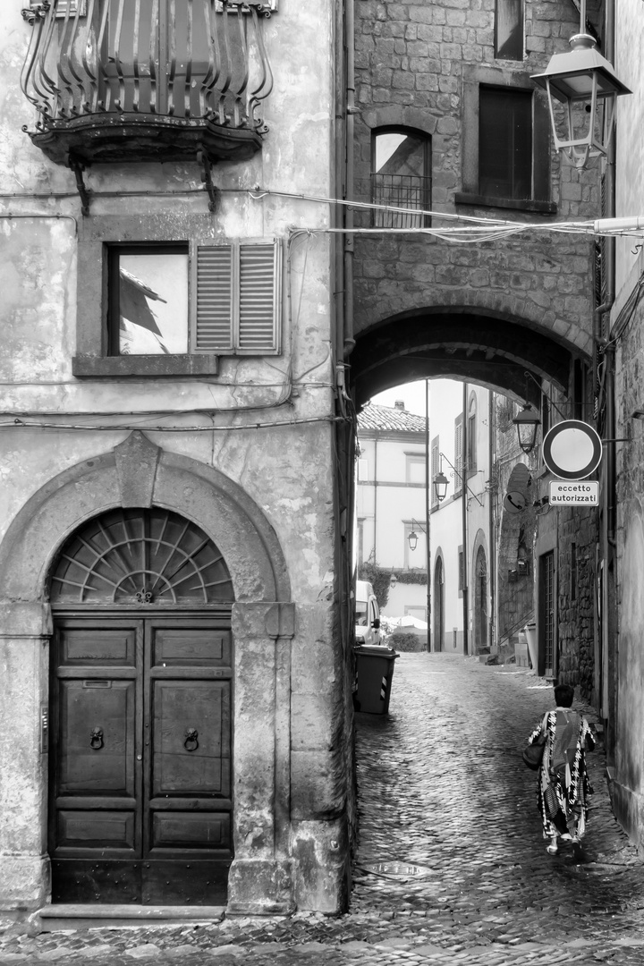 Viterbo, strada con portico